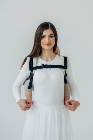 Onbuhimo waist-less wrap conversion baby backpack carrier in limited edition design Airy, in luxury cotton/hemp/lyocell blend. Front view showing chest clip, mother holding baby's toes
